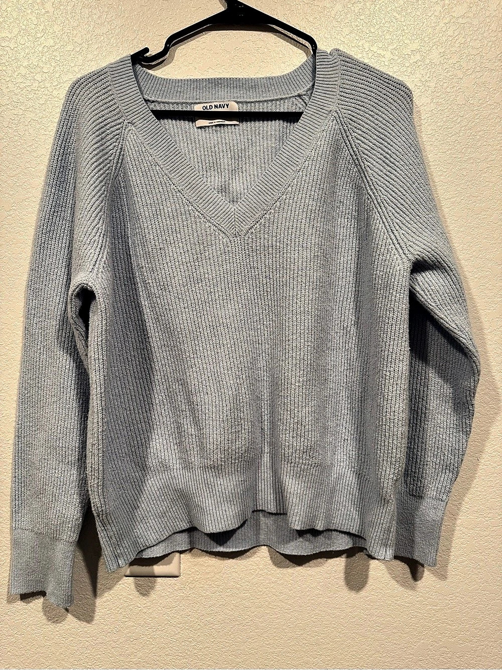 Old Navy V-Neck Sweater in Blue Size Medium